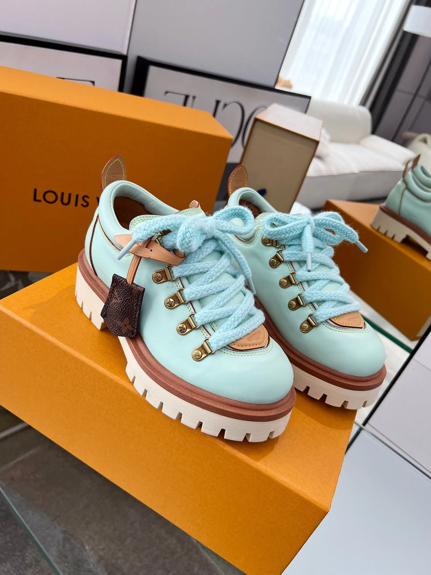 👟👟Ex-factory price 640👟👟 LV's new couple's thick-soled hiking shoes, your original custom-made large-soled shoe brand, giving the foot flexibility and freedom, a good pair of shoes to wear all summer. Fabric: First-layer imported calfskin, cowhide lining Size: 35-46 Welcome to send pictures to place orders